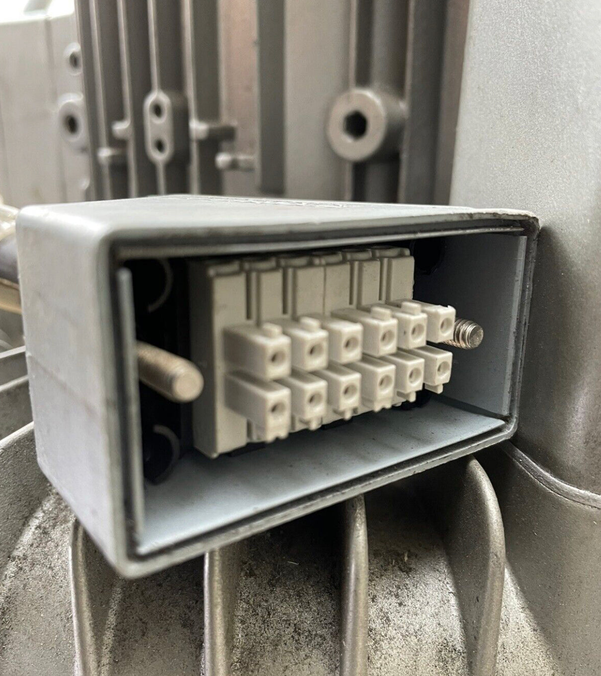 Gardner Denver Vacuum Pump 50 Hz 1.3 kW 2800/min 185-225 V 6.9 A 320-390 V 4.0 A