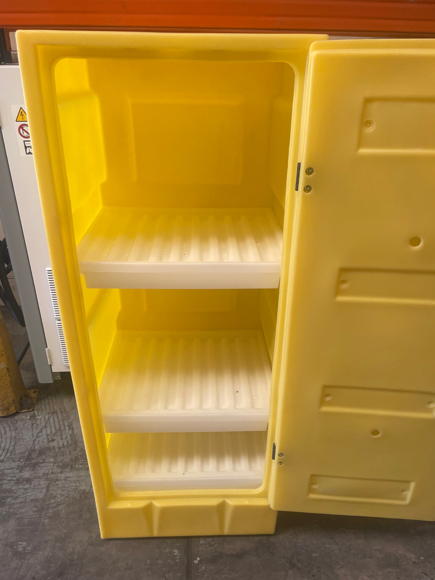 Liquid Chemical Hazardous Storage Cabinet COSHH ( BUND 70 L SPILL CAPACITY )
