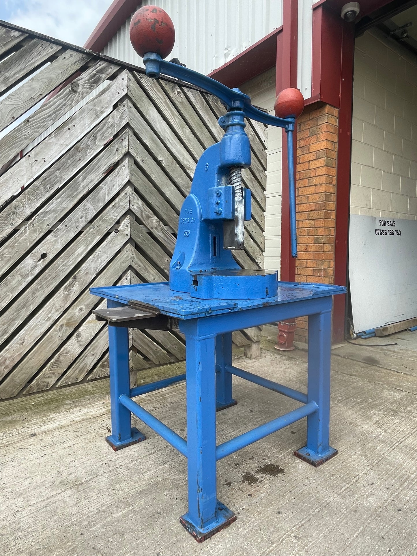 No 6 DB Deep Bed THE DENBIGH Fly Press - Twin Weights On Table - GREAT CONDITION