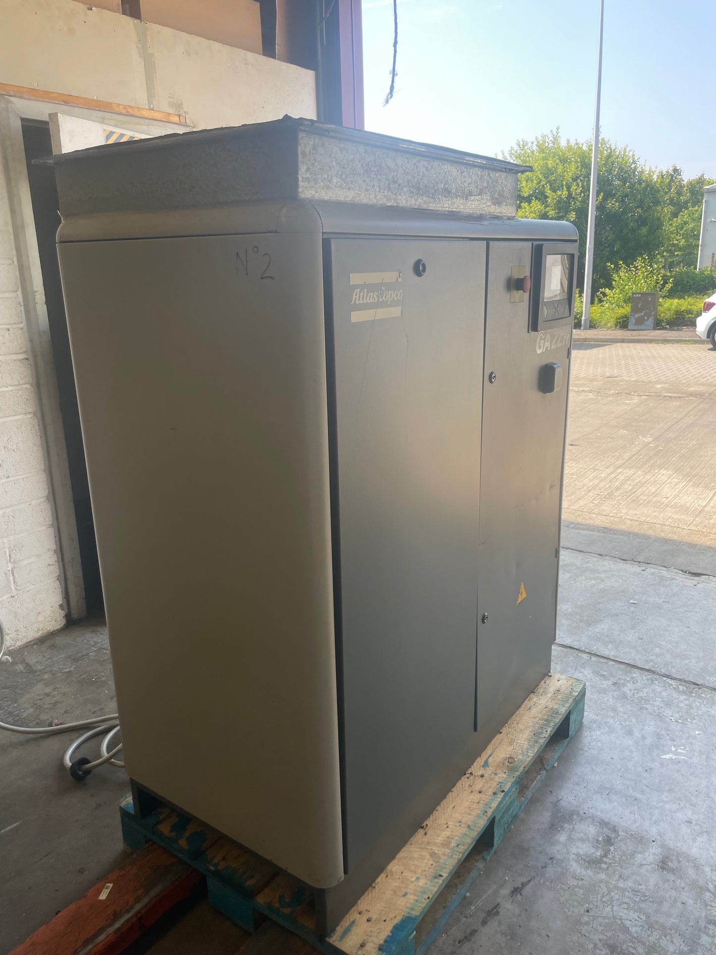 Atlas Copco GA22 FF Screw Compressor 113CFM - BUILT IN DRYER - VERTICAL RECEIVER