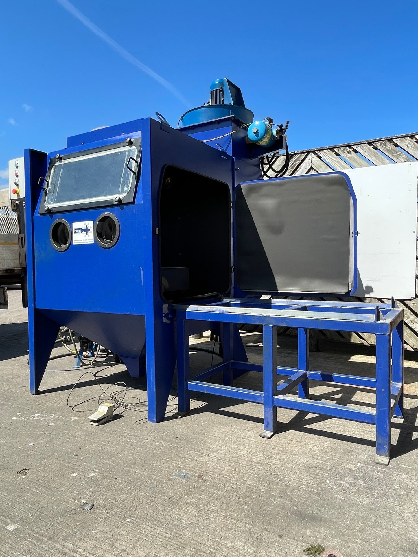 HOGG LARGE PRESSURE CABINET EXTRACTOR SHOT BLASTING BEAD BLAST SAND GRIT