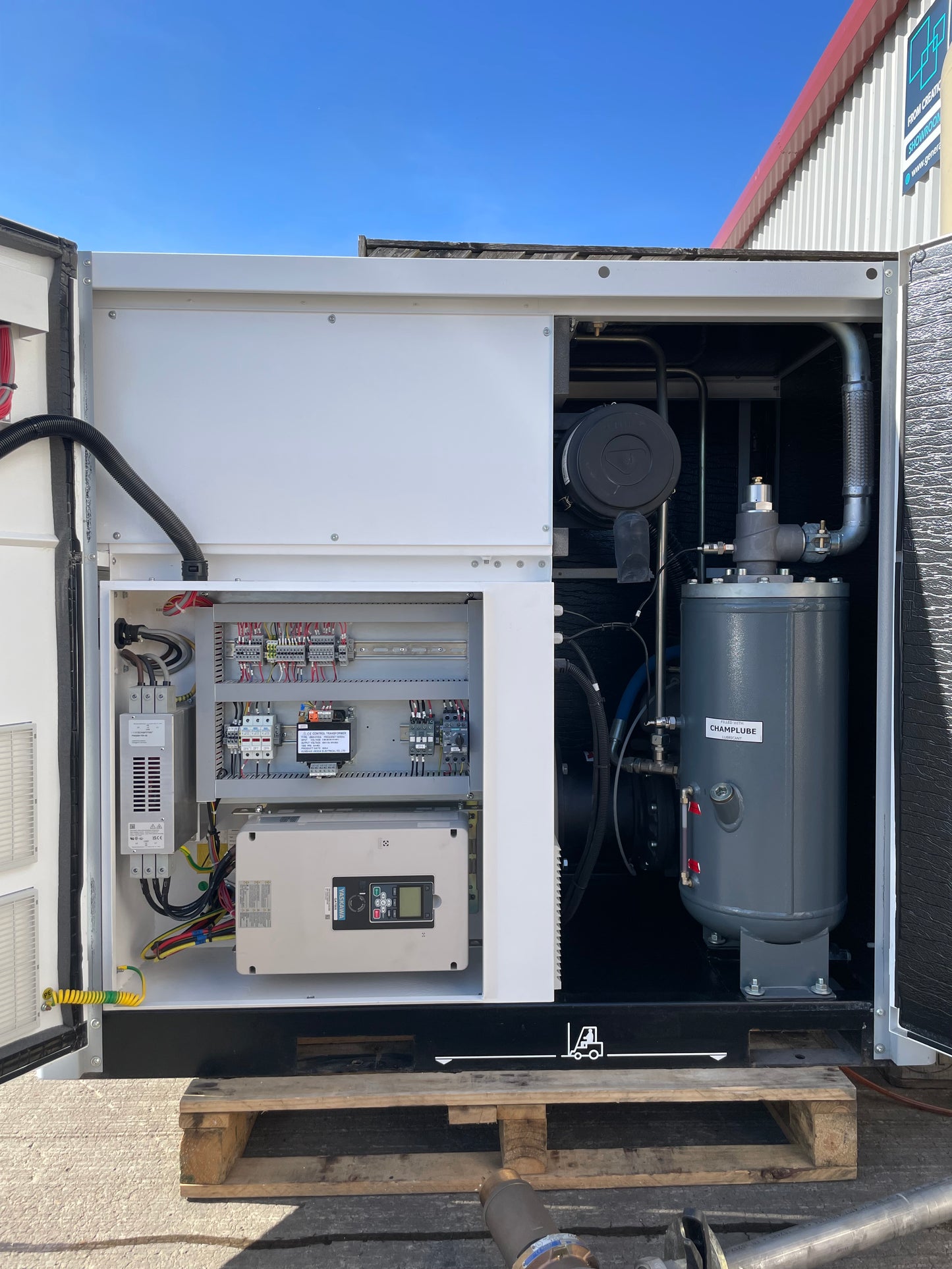Champion  FM37RS Invertor Screw Compressor 800 hours  + 1000L tank + Water Trap