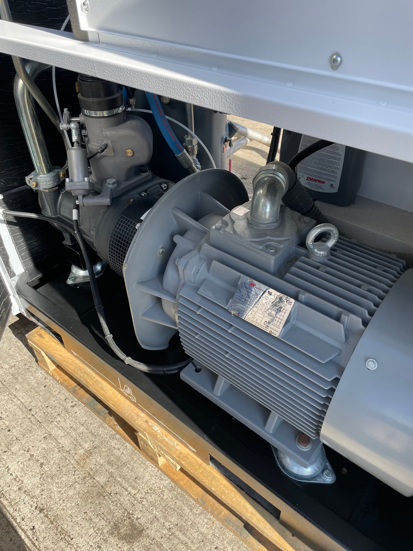 Champion  FM37RS Invertor Screw Compressor 800 hours  + 1000L tank + Water Trap
