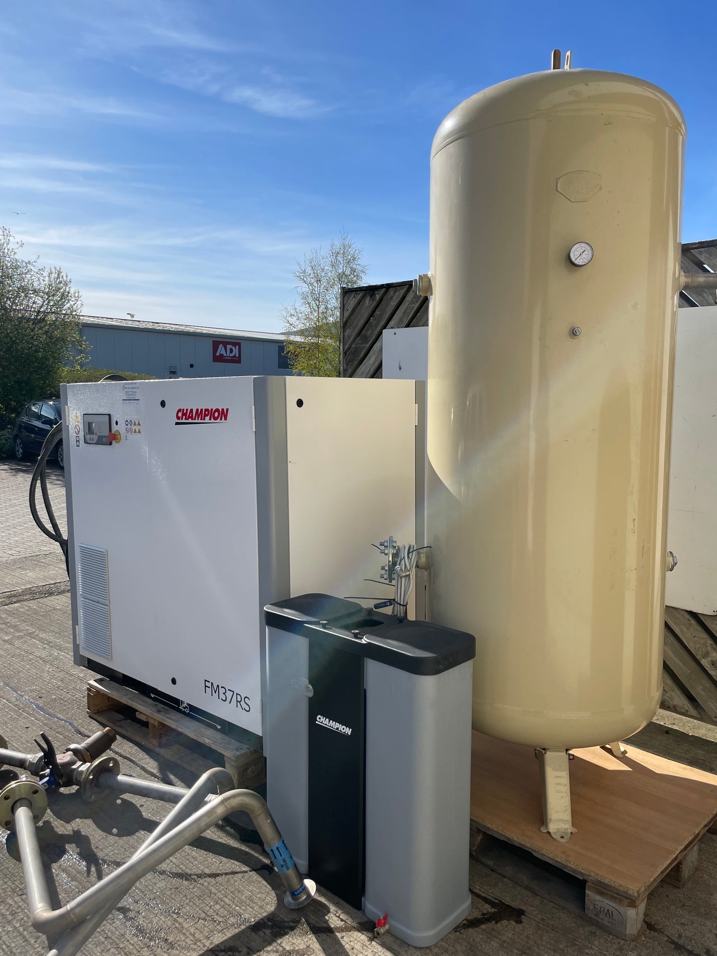 Champion  FM37RS Invertor Screw Compressor 800 hours  + 1000L tank + Water Trap