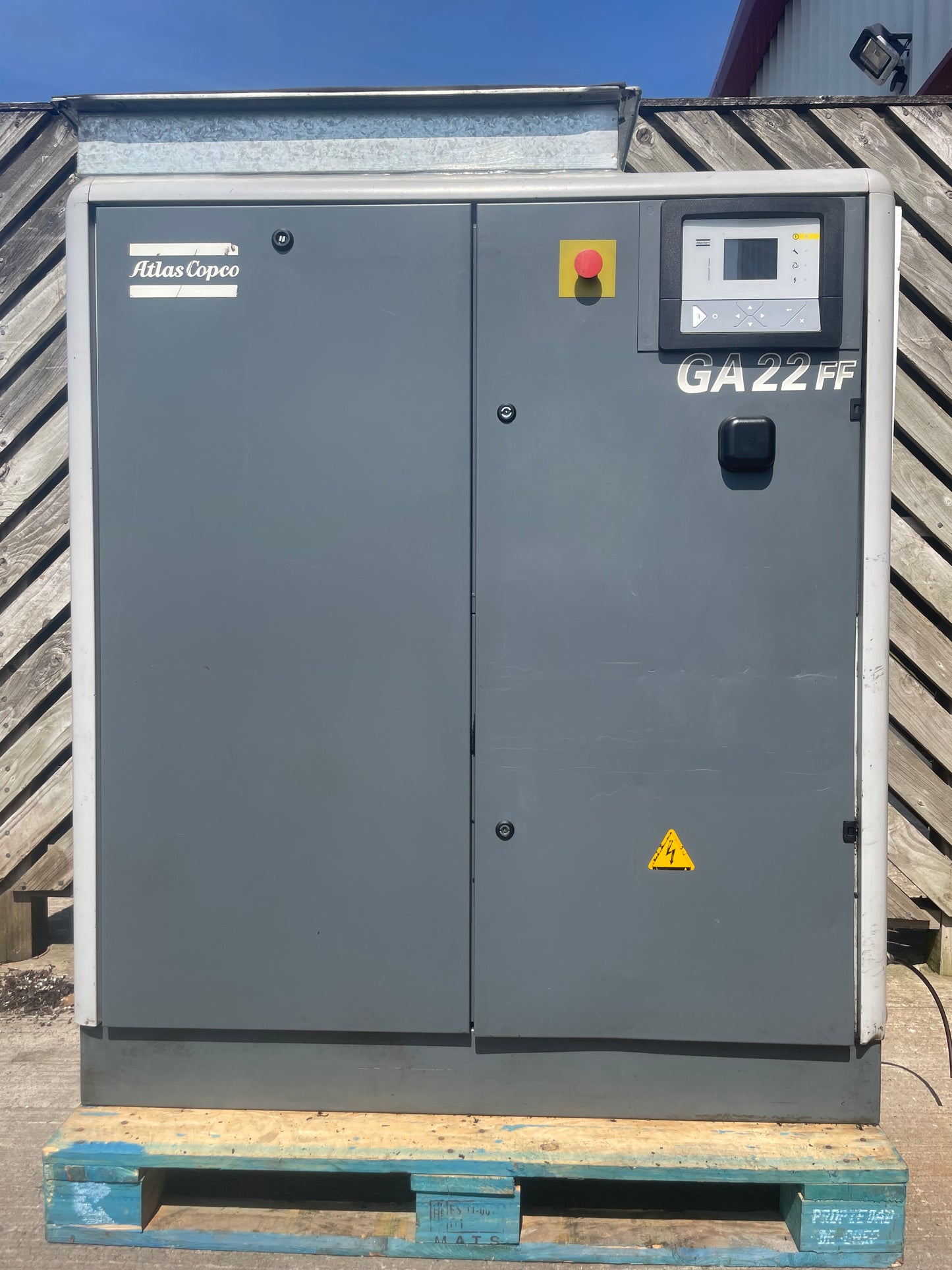 Atlas Copco GA22 FF Screw Compressor 113CFM - BUILT IN DRYER - VERTICAL RECEIVER