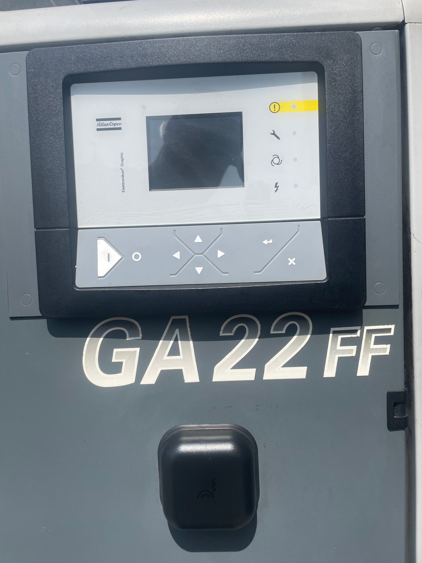 Atlas Copco GA22 FF Screw Compressor 113CFM - BUILT IN DRYER - VERTICAL RECEIVER