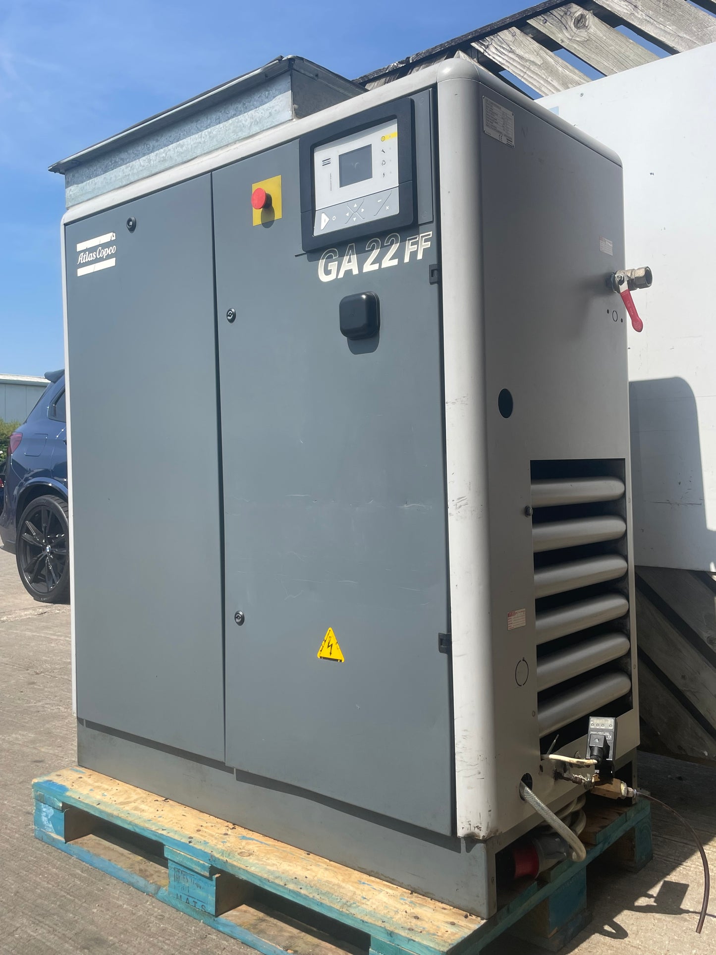 Atlas Copco GA22 FF Screw Compressor 113CFM - BUILT IN DRYER - VERTICAL RECEIVER