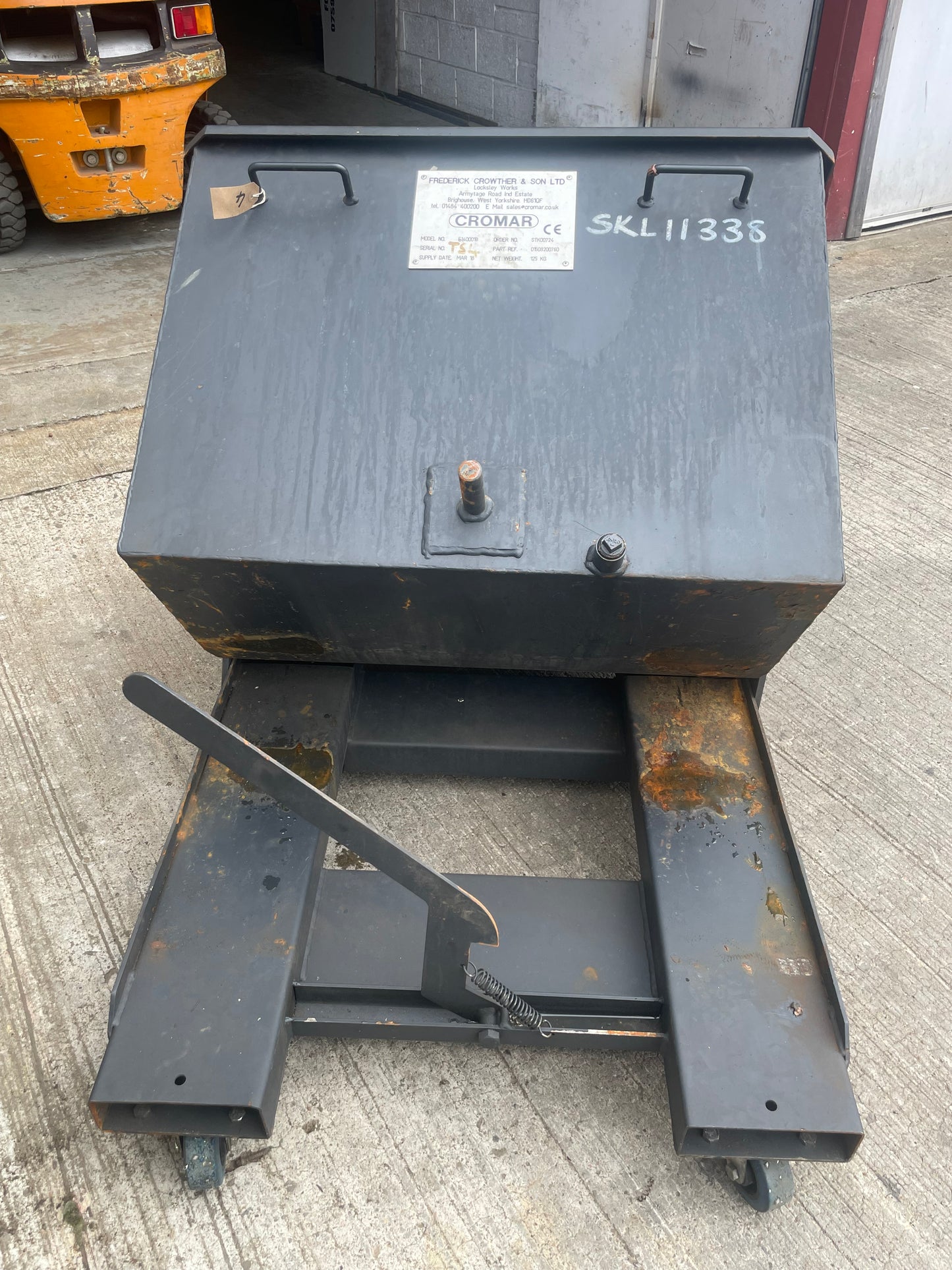1 x Cromar Swarf hopper Tipping Skip On Wheels 500 Kg (Lot No4)