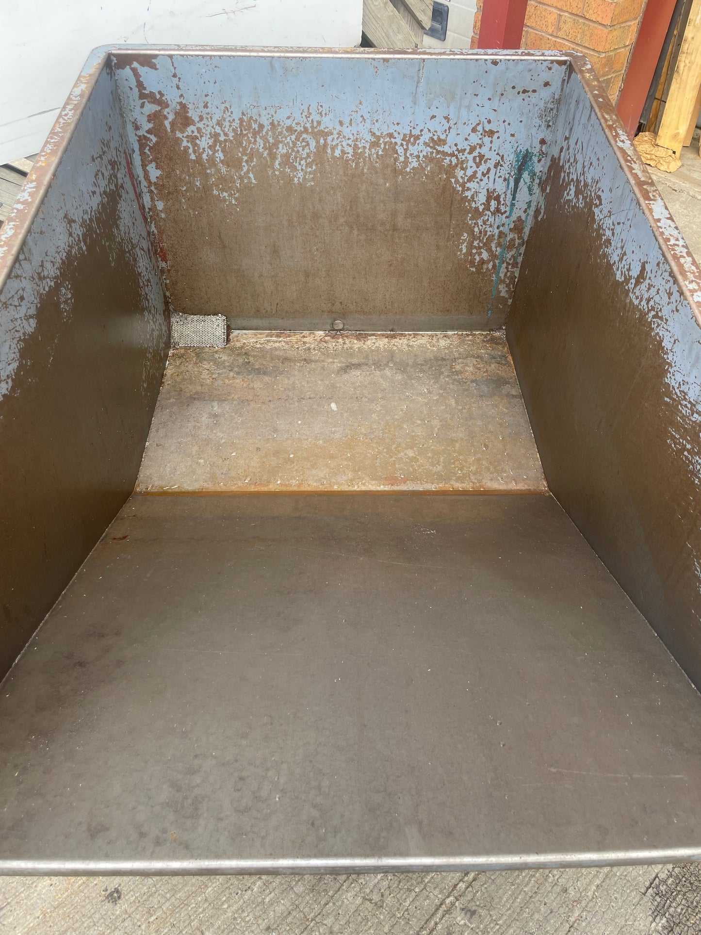 1 x Turbo Forklift Telehandler Tipping Skip ON WHEELS - 500KG ( Lot 2)