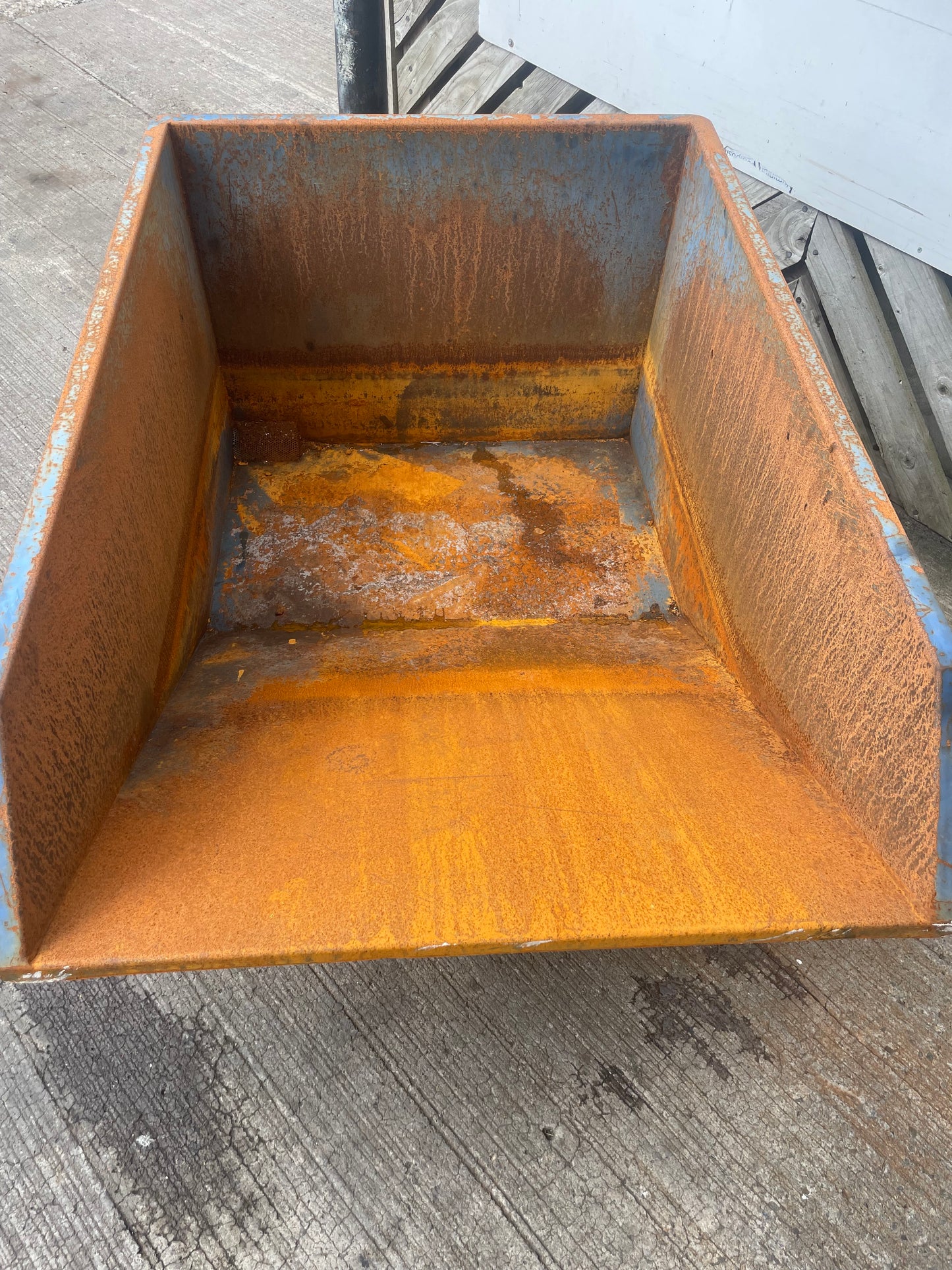 1 x Turbo Forklift Tipping Skip Bin Handle Release On Wheels 500 Kg